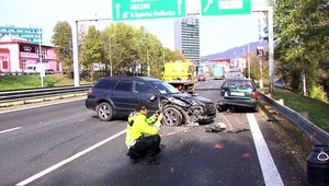 Vodička narazila do odstaveného auta na krajnici. Zranili sa dve osoby
