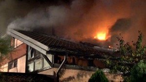 Manželom zostali len oči pre plač. Nočný požiar zničil ich rodinný dom za pár minút