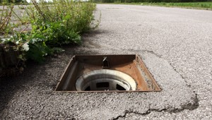 Pre 8 eur hrozila detská tragédia, zlodeji ukradli kanálový poklop