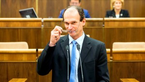 Policajti vedú vyšetrovanie voči ďalšiemu synovi Štefana Kuffu. Ten mal zbiť svojho zamestnanca