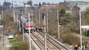 Smrteľná zrážka pri Pezinku: Žena si mala ľahnúť na koľaje pred prichádzajúci vlak