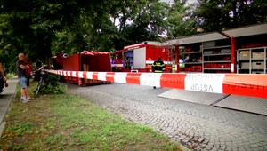 Hasiči zachraňujú muža (26), ktorý spadol do studne. Podľa záchranárov už nežije