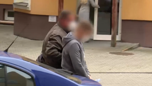 Agresívny mladík dvakrát bodol nožom suseda do hrude. Vraj preto, že fajčil v okne