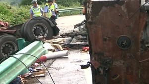 Pri čelnej zrážke čínskeho autobusu s kamiónom zomrelo 18 ľudí