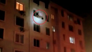 Žena vypadla z okna na šiestom poschodí