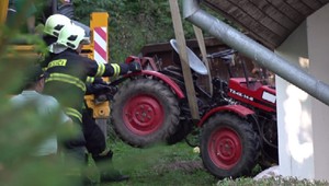 Muž šiel hľadať kozu. Nešťastnou náhodou vypadol z traktora a ten ho privalil