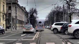 Z pokuty za státie v zákaze sa vyvinula policajná naháňačka. Vodič spôsobil škody za 4 500 eur