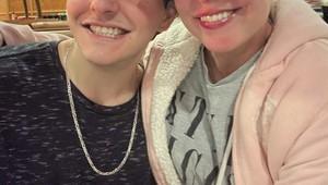 Ľudia si mysleli, že ide o matku a syna, ale... Keď si začali prejavovať nežnosti, zostali v šoku