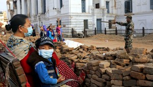 V Nepále sa počet mŕtvych vyšplhal na viac ako 6 200 ľudí. Pomáhajú aj Slováci