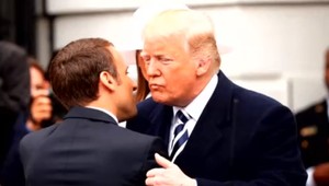 Vrúcne objatia, bozky a náklonnosť. Vzťahy Trumpa a Macrona sú nadštandardné