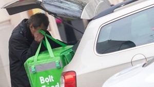 Doručovanie pizze sa zmenilo na hrôzu. Mladík vytiahol miesto platby nôž