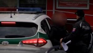 Muž sa mal manželke vyhrážať smrťou, aj tak ho za mrežami vidieť nechce. Súd rozhodoval o jeho vzatí do väzby