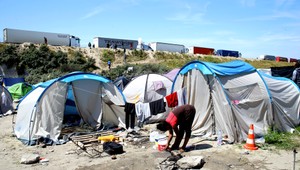 Utečenci chcú ísť do Británie. Riskujú svoje životy, aby sa tam dostali