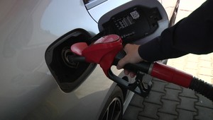 Ceny nafty a benzínu klesli, no stále sú vyššie ako pred rokom