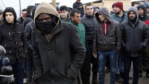 Do Calais prišli prvé buldozéry, utečenci odmietajú tábor opustiť