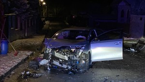 Policajná naháňačka skončila zrážkou: Zdrogovaný vodič narazil pri úteku do oplotenia domu