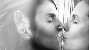 Ďalší nakazený celebritný pár?! Už sú od seba oddelení!