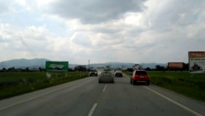 Vodič, ktorý blokoval sanitku, sa cíti nevinný. Chcel zdravotníkom pomôcť