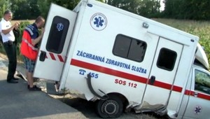 Na D1 pri Hlohovci havarovala sanitka. Narazila do odstaveného auta