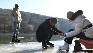 Zamrznuté jazerá lákajú korčuliarov. Aká hrúbka ľadu je bezpečná?