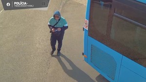 Muž okradol dôchodkyňu počas jej cesty do kostola