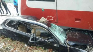 Vlak po zrážke tlačil auto pred sebou desiatky metrov. Vodič ostal zakliesnený vo vozidle