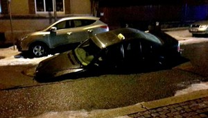 Taxikár sa prepadol pod zem, môže za to havária potrubia