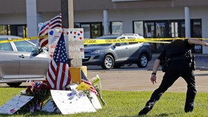 Streľba na budovu armády, zomreli štyria vojaci i útočník