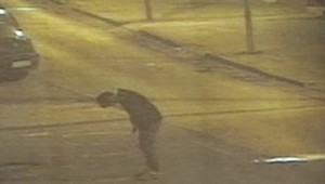 Ožratý mladík močil uprostred ulice pred kamerami