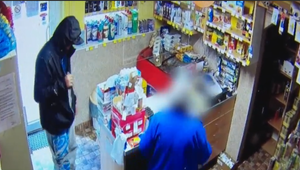 VIDEO: S krvavým nožom v rukách prepadol večierku na sídlisku