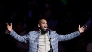 Odsúdený zvrhlík R. Kelly zneužíval od 14 rokov aj dievča, ktorému bol KMOTROM!