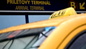 Napätie, nadávky, protesty. Spor taxikárov a Uberu sa vyostruje