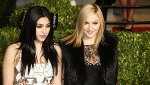 Vidno až do žalúdka! Dcéra Madonny šokovala pohľadom na rozkročené pozadie!