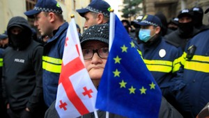 Pozastavenie prístupového rokovania s EÚ rozpútalo v Gruzínsku masové protesty