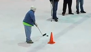 VIDEO: Neuveriteľné! Dôchodkyňa si hokejkou vystrelila nové auto!