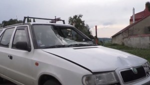 Konflikt dvoch mužov na ceste skončil zrážkou s autom. Mladík utrpel vážne poranenia