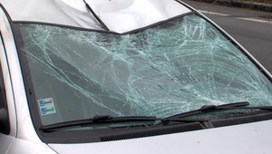 Chodec na frekventovanej ceste skákal autám priamo do cesty, mladá vodička už nehode nezabránila