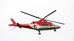 Otca troch detí pri práci privalil konár, zasahoval vrtuľník