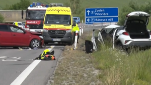 Zrážka dvoch áut si vyžiadala život 74-ročného vodiča, cesta bola uzavretá niekoľko hodín