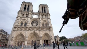 V Paríži našli auto s plynovými fľašami, parkovalo pri Notre Dame