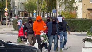 Policajná akcia odkryla nečakané prepojenie. Medzi zadržanými je muž známy z Čistého dňa