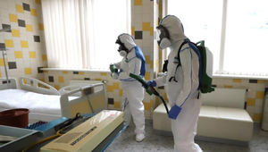 Počet prípadov v ohrozených skupinách pribúda, najviac úmrtí pritom evidujeme u ľudí nad 65 rokov