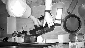 Zlodeji kradli priamo pod kamerami: Prisvojili si kuchynskú váhu aj telefóny