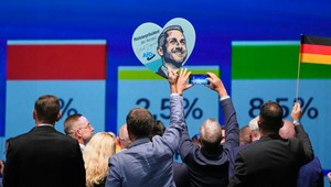 Víťazstvo AfD znepokojilo európskych politikov, Orbán sa teší