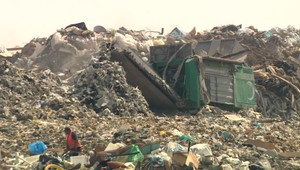 Odpad podľa všetkého na čiernu skládku dovážal 9 rokov. Otáznikov je ale viac