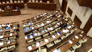 Rokovacie sály v parlamente zívali prázdnotou, poslanci si predĺžili víkend