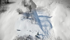 Skialpinisti na seba strhli lavínu. Zasahovať museli horskí záchranári