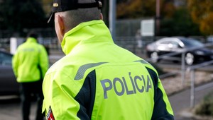 Agresívny policajt obvinený z výtržníctva: V bare napadol dvoch ľudí