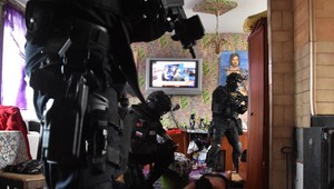 FOTO: Autentické zábery z policajného zásahu v prípade obchodovania s mladými dievčatami