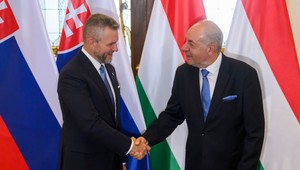 Prezident Pellegrini pricestoval do Maďarska. Stretol sa s prezidentom krajiny